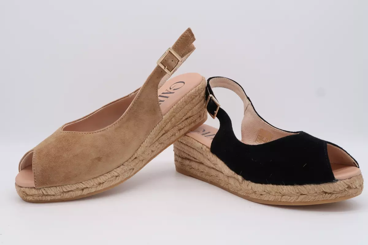 Alpargata abierta de ante cuña media sujeta con tira al talón 63 gaimo beige camel negro
