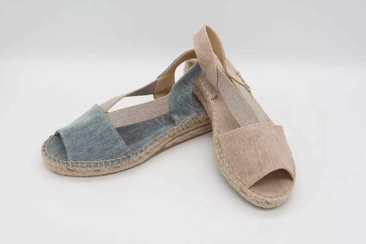 Alpargata abierta de lona plana sujeta con gomas 49 beige azul vaquero salvi