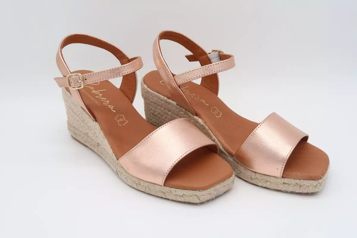 Alpargata cuña alta abierta y metalizada en rosa con hebilla 46 98G5 cabrera rosa