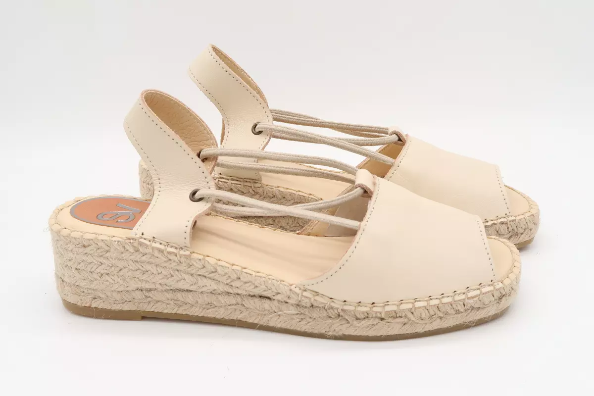 Alpargata de piel cuña media abierta con gomas 54 salvi beige 017133