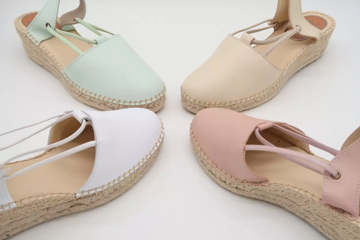 Alpargata de piel cuña media con gomas 53 006133 salvi blanco rosa beige aguamar