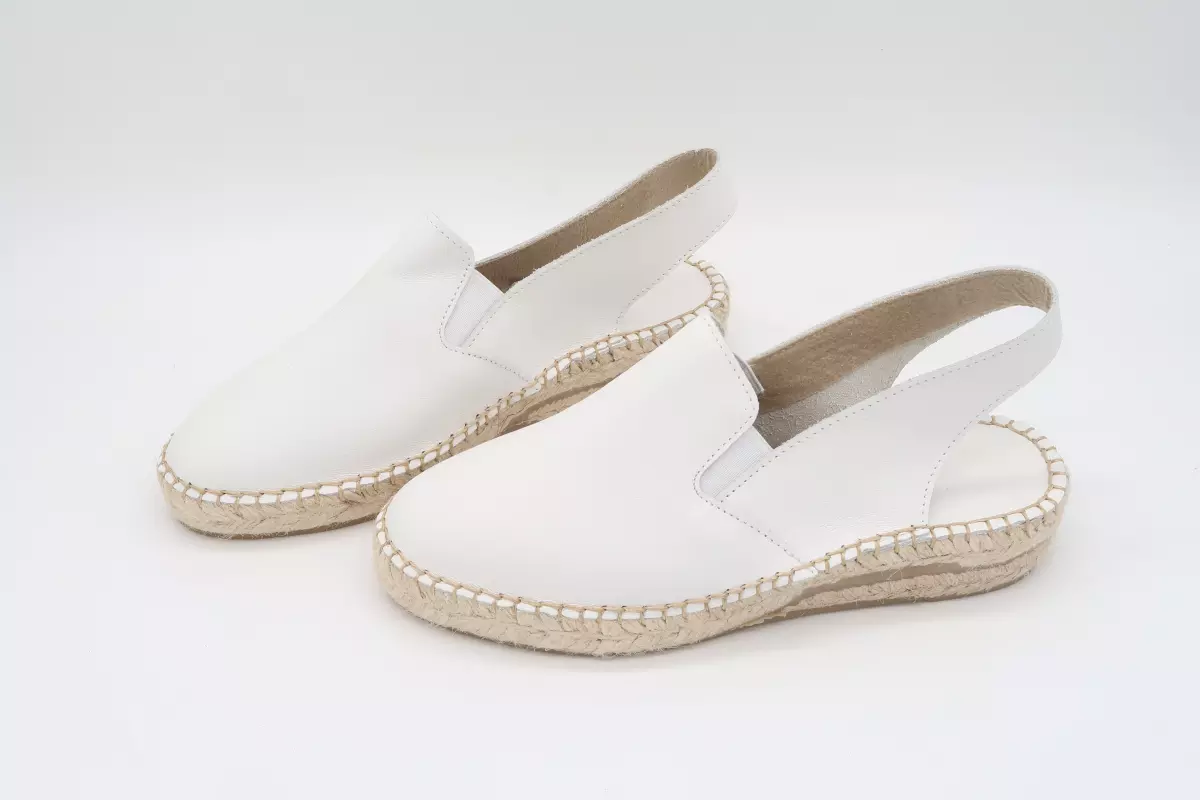 Alpargata de piel plana con tira al talón y gomas | 34 