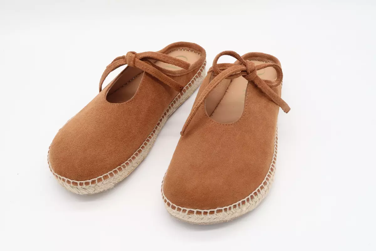 Alpargata plana de piel, ancha y respetuosa con empeine regulable con lazo 59 marrón camel gaimo cecile
