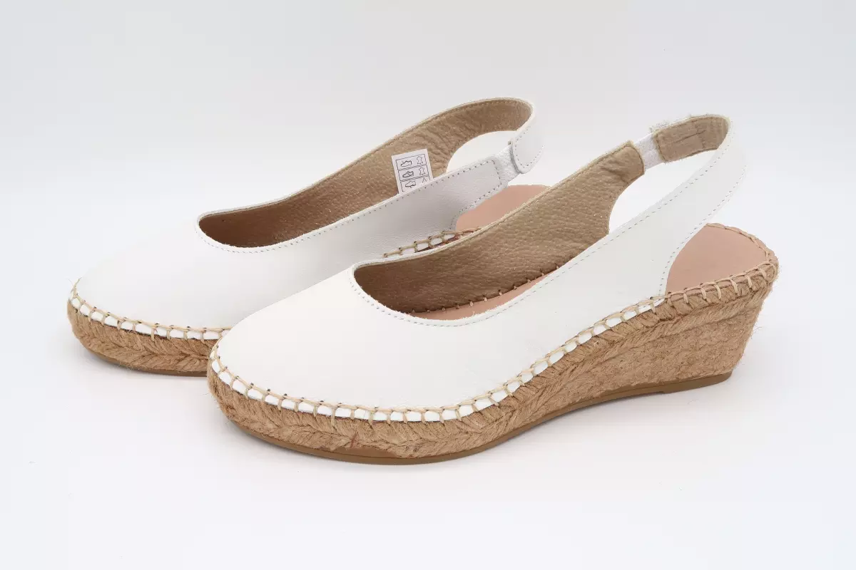 Alpargata de piel cuña media con tira al talón 40 