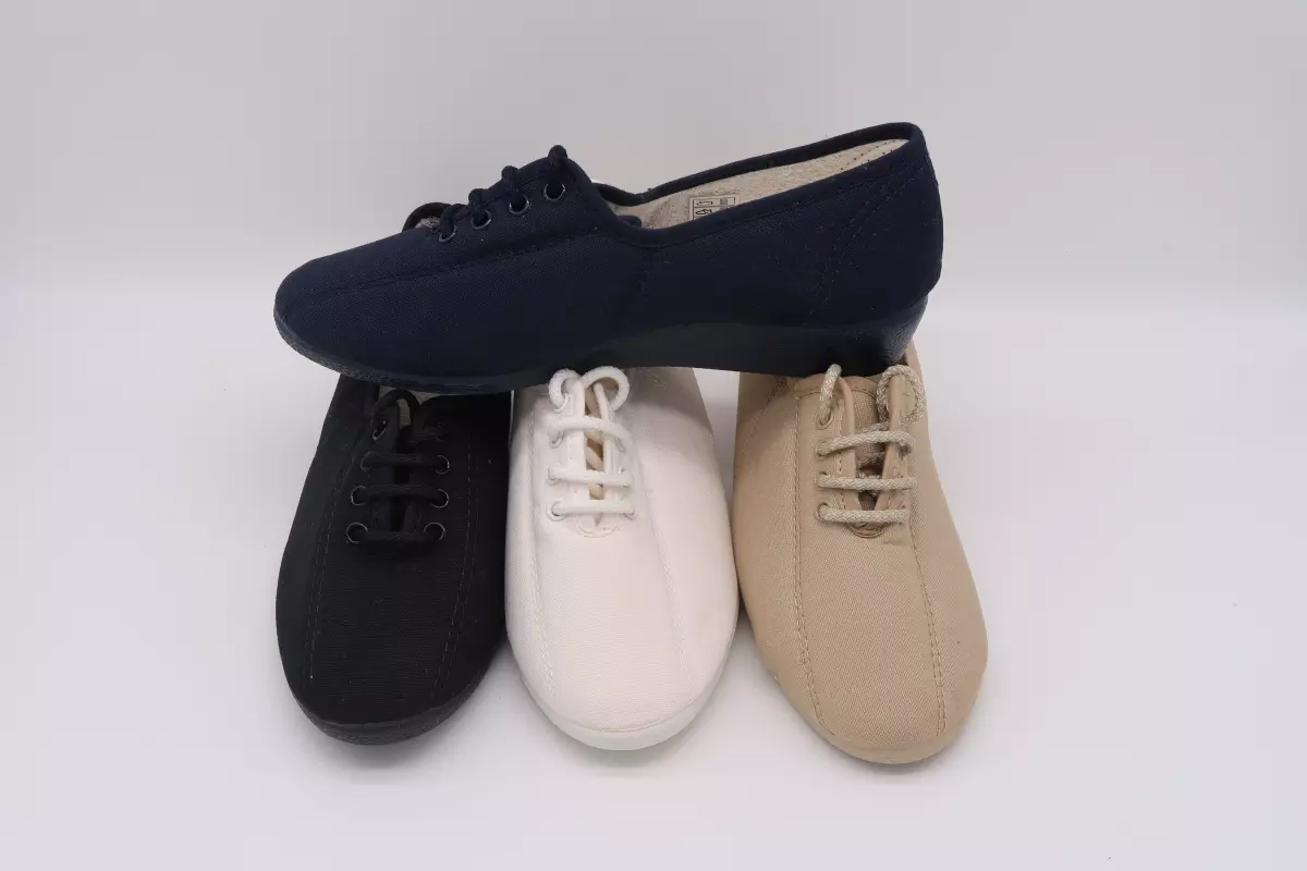 Zapatilla de señora de cordón con cuña 20 