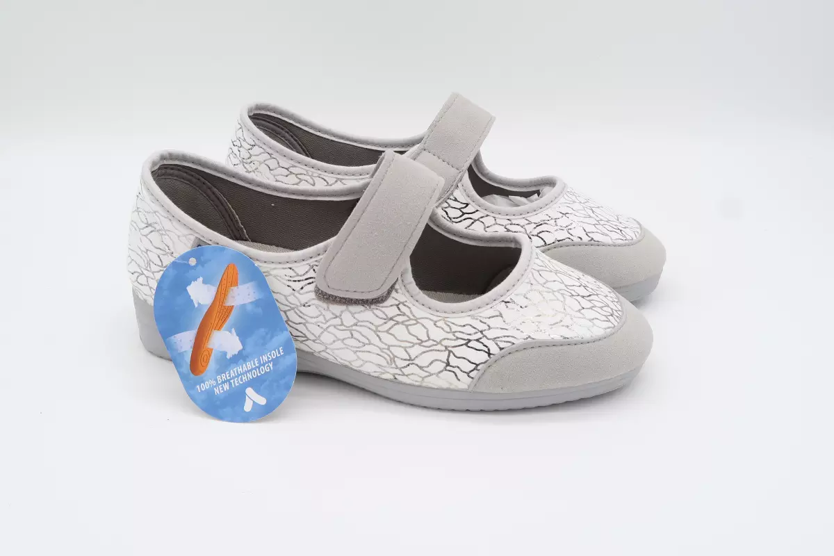 Zapatilla cerrada con velcro y cuña | 29 