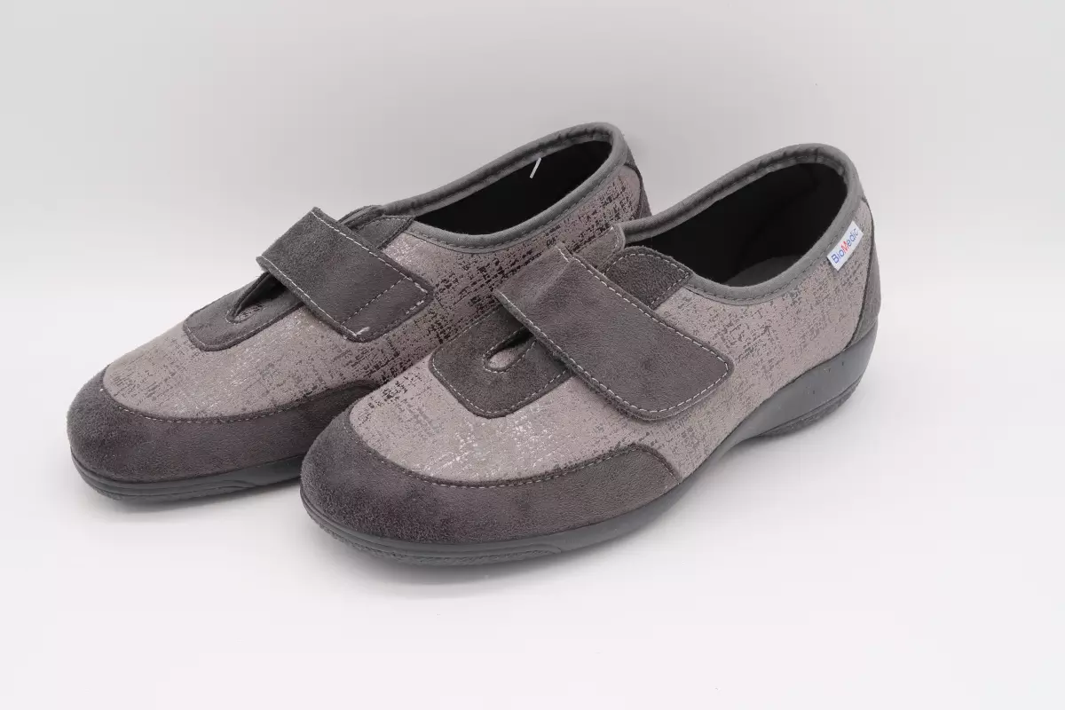 Zapatilla con cuña y velcro 32 