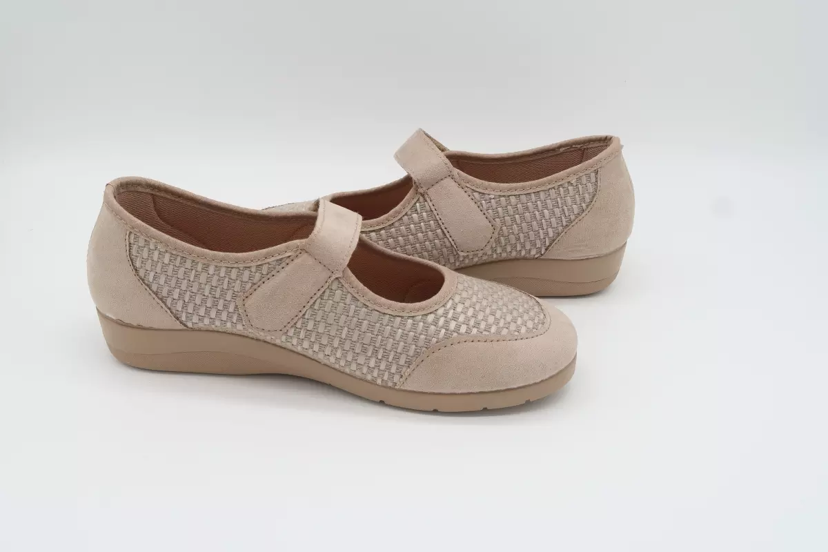 Zapatilla con velcro y cuña beige | 26 