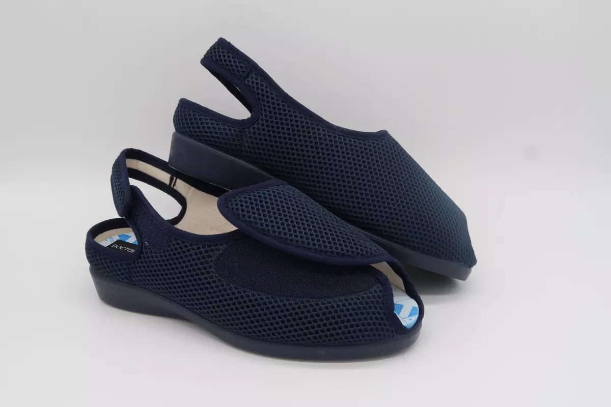Zapatilla pies delicados dedos abiertos y velcro. Ancho especial | 38 cutillas azul marino