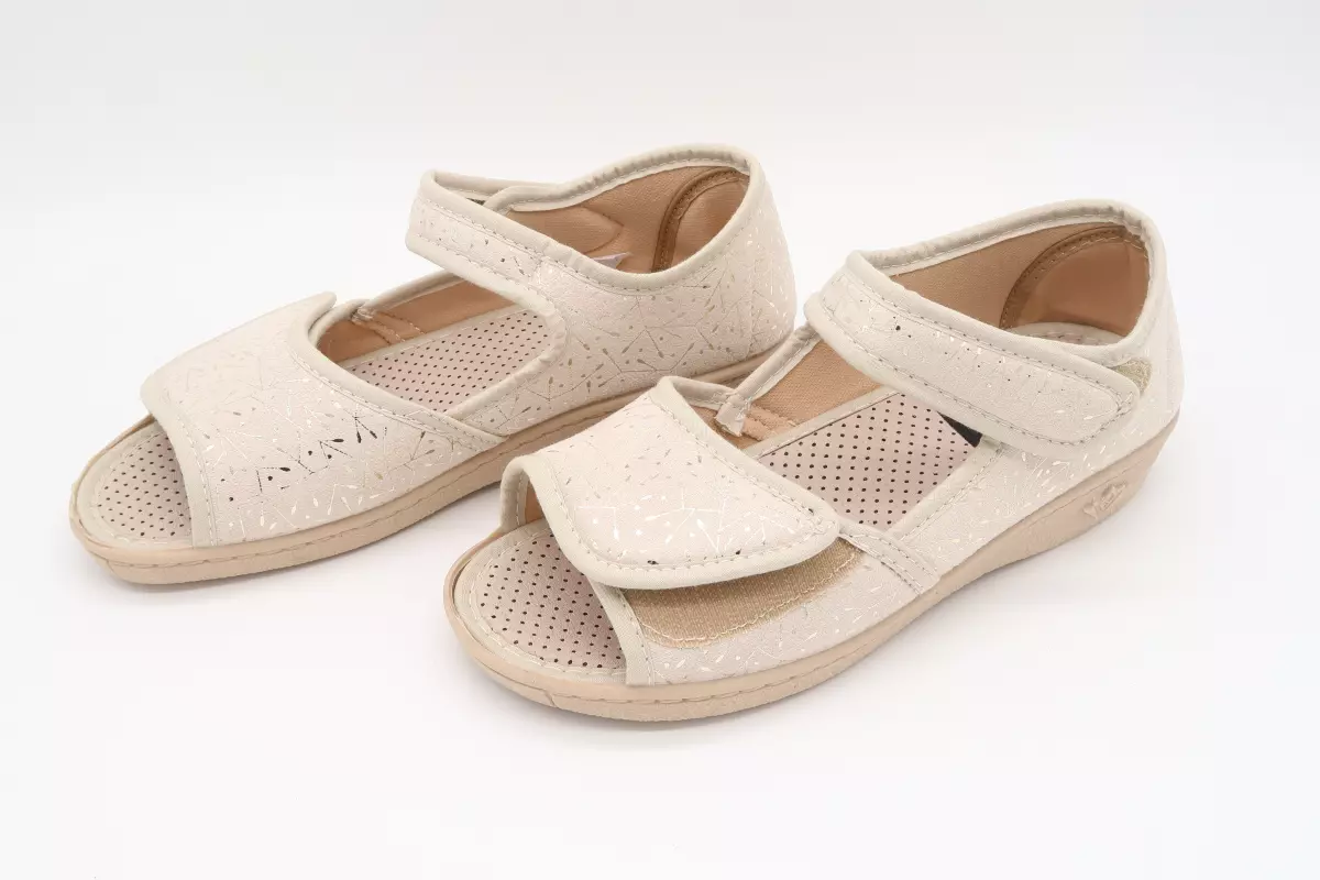 Zapatilla abierta ajustable con talón cerrado | 26 