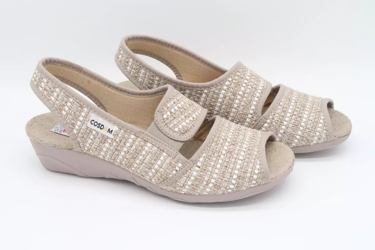 Zapatilla abierta sujeta con gomas y cuña | 25 