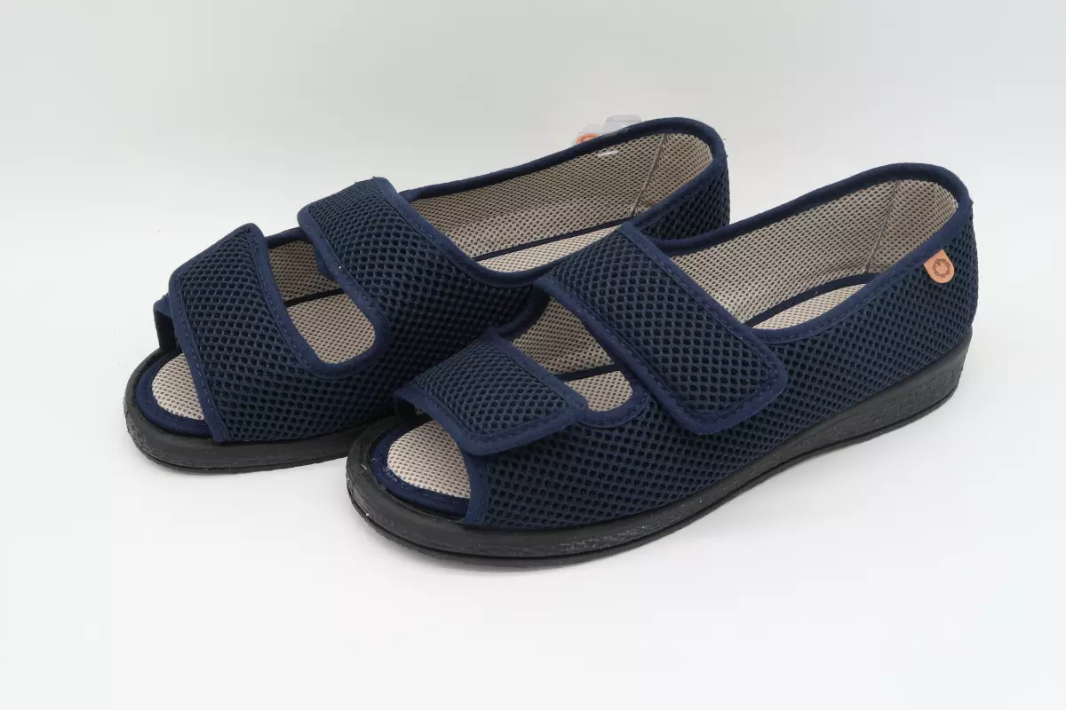 Zapatilla anchura regulable con velcro, talón cerrado y dedos abiertos | 25 