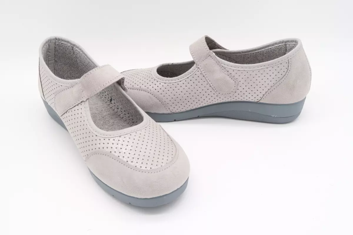 Zapatilla cerrada de cuña y con velcro 25 