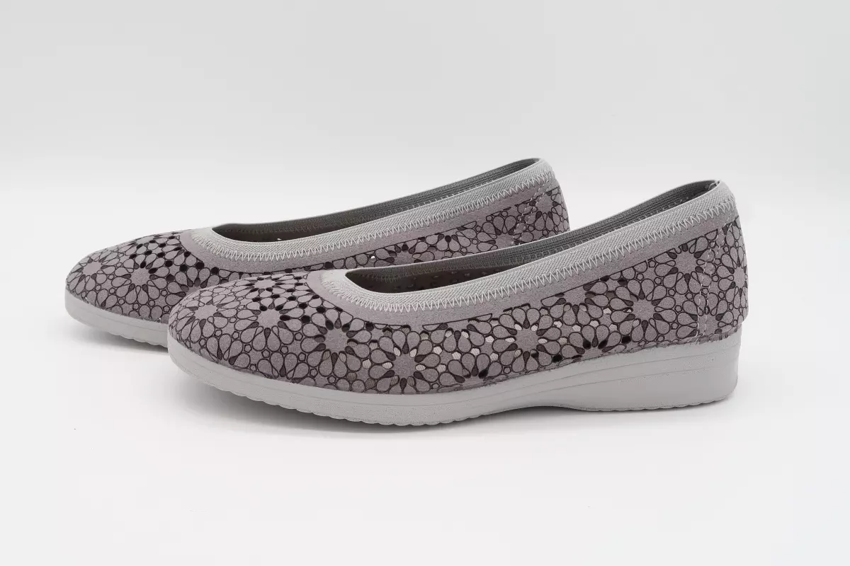 Zapatilla cerrada tipo manoletina con cuña | 29 