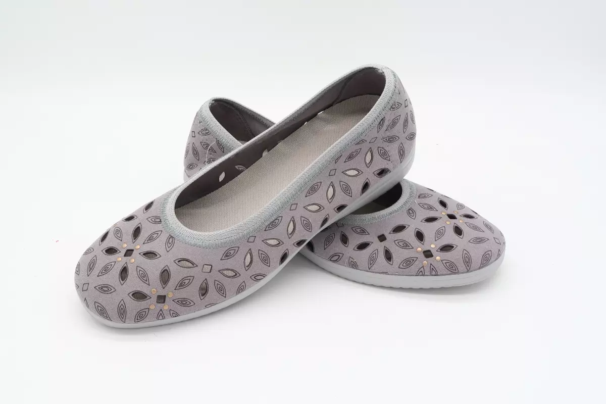 Zapatilla cerrada tipo manoletina con goma y cuña | 29 