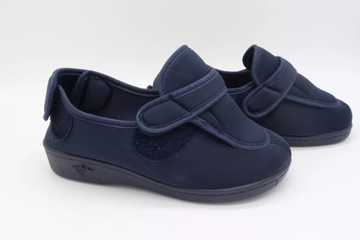 Zapatilla cerrada totalmente regulable con velcros | 26 
