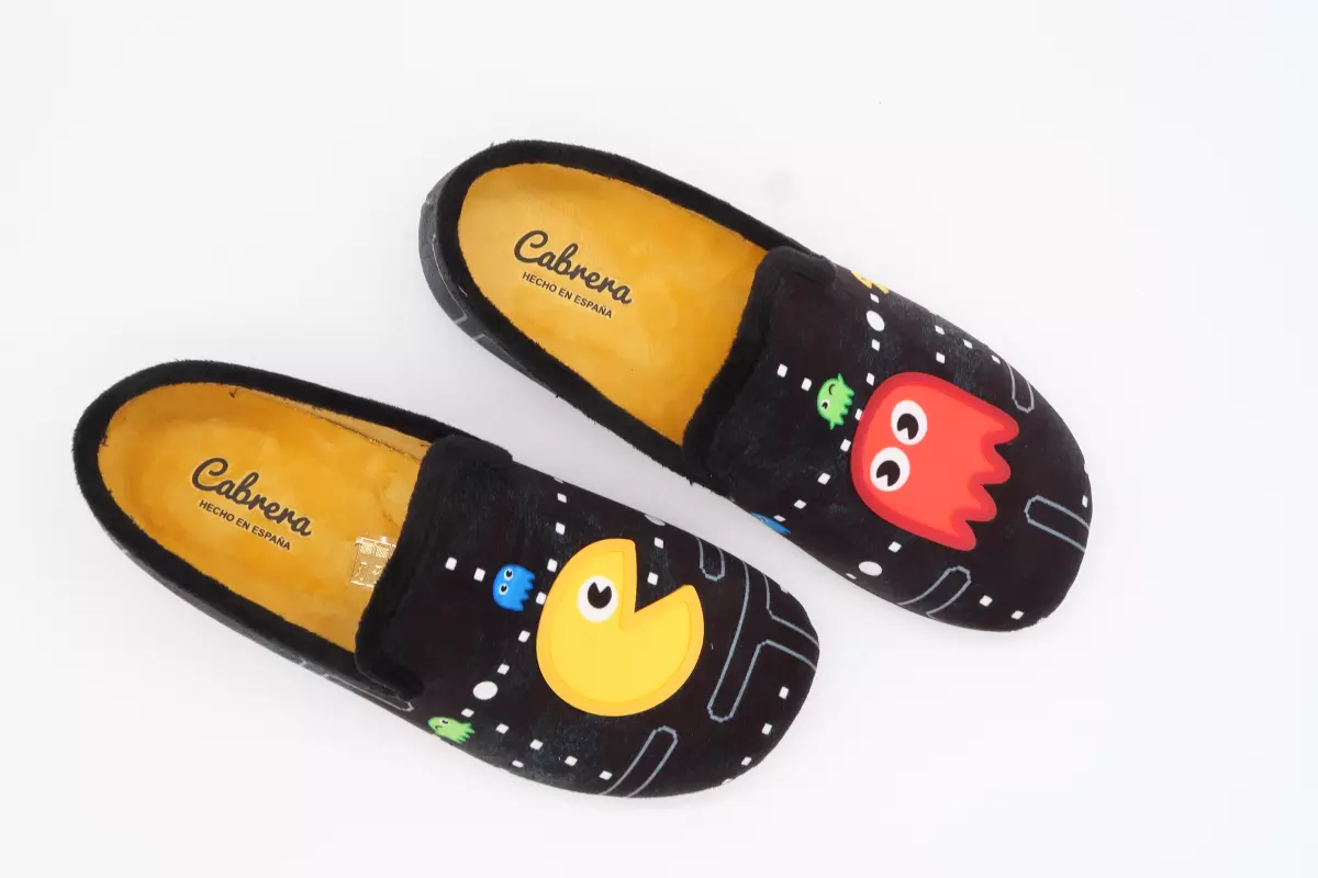 Zapatilla cerrada dibujo comecocos 27 