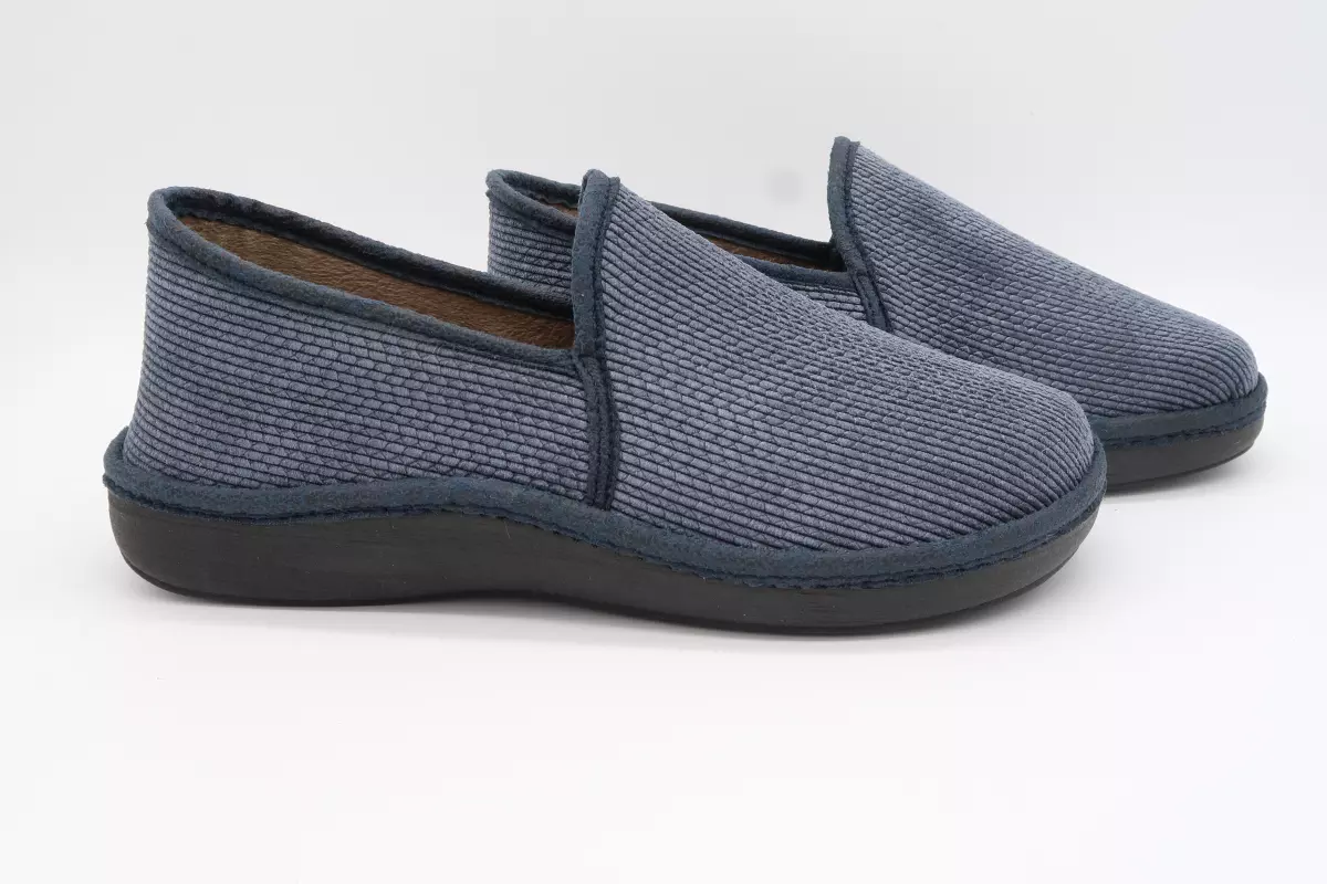 Zapatilla cerrada plantilla acolchada tipo espiga 27 