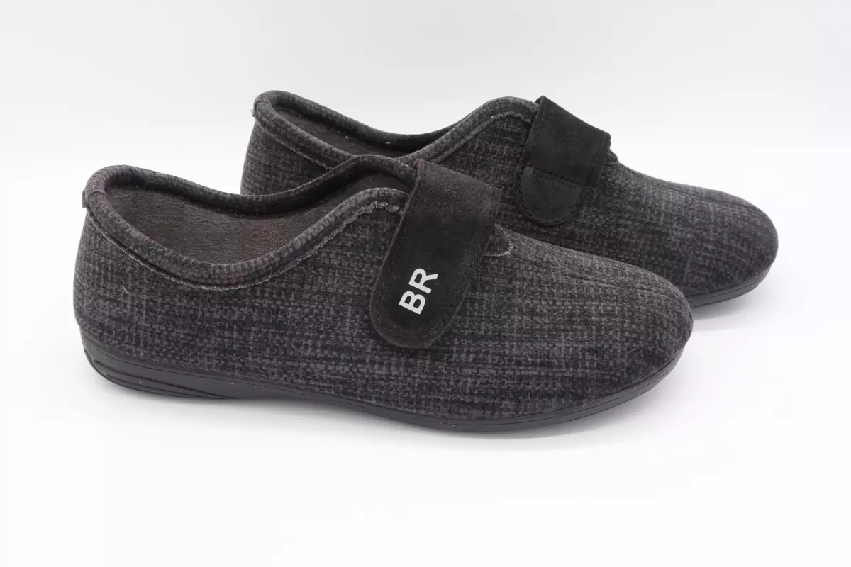 Zapatilla cerrada velcro negra | 25 