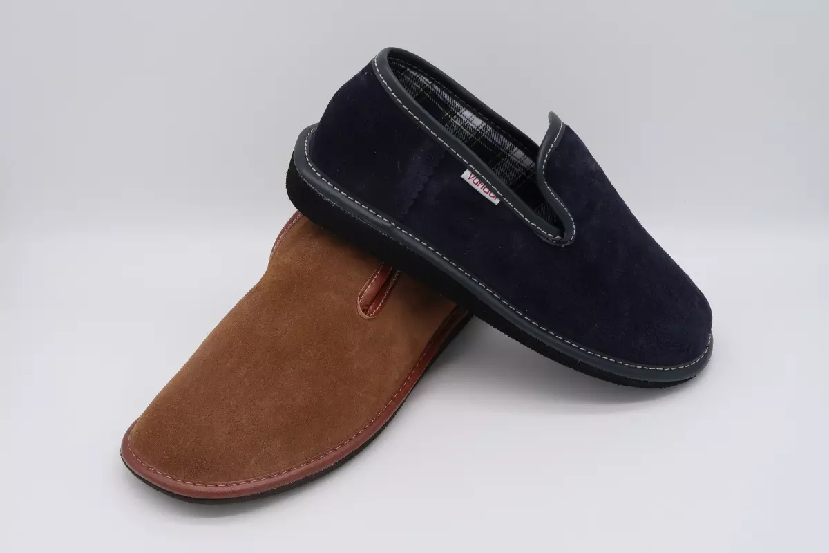 Zapatilla de casa de piel cerrada con suela ultraligera | 39 azul marrón