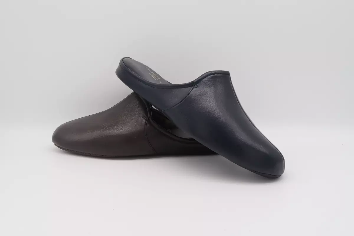 Zapatilla de casa de piel destalonada | 52 906azul marino marrón