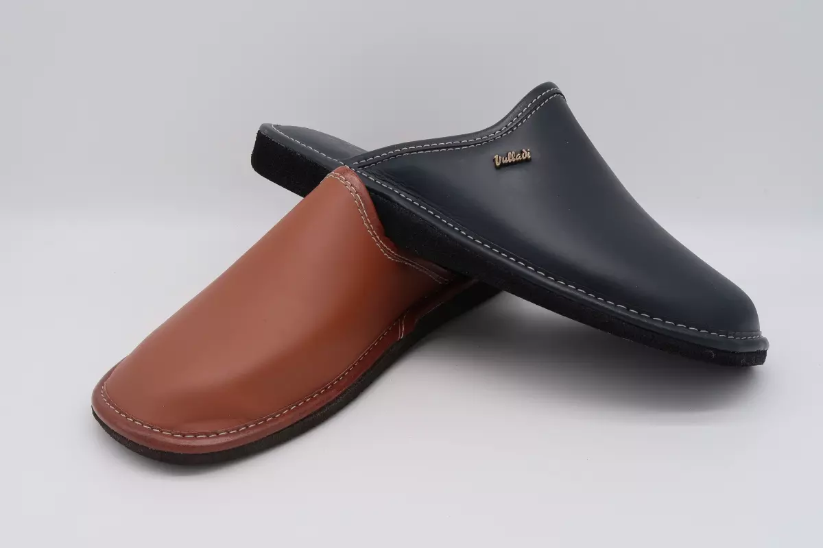 Zapatilla de casa de piel destalonada con suela ultraligera | 42 marrón azul marino