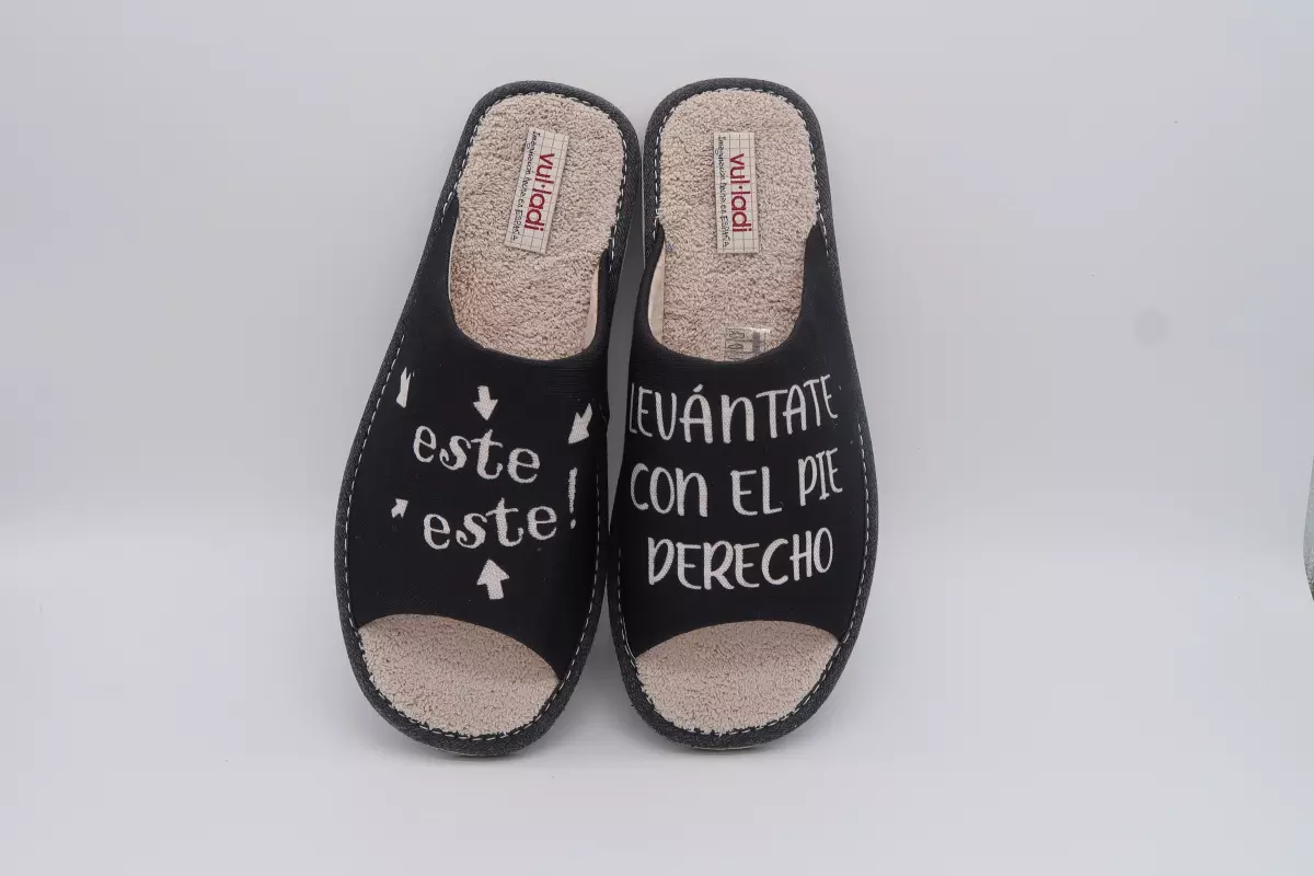 Zapatilla abierta caballero con suela ultraligera y estampado pie derecho | 31 