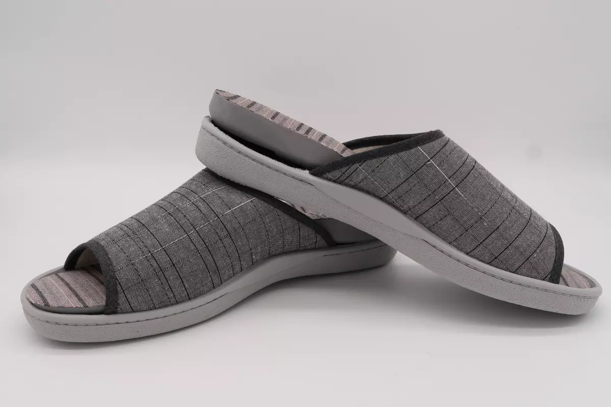 Zapatilla de casa abierta con plantilla extraíble de descanso | 28 gris plumaflex