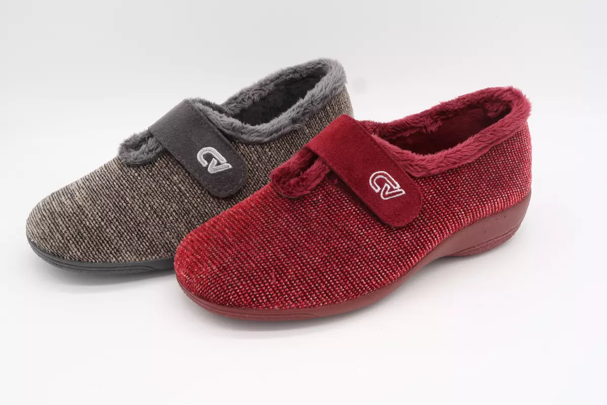 Zapatilla cerrada con cuña y velcro punteada | 24 