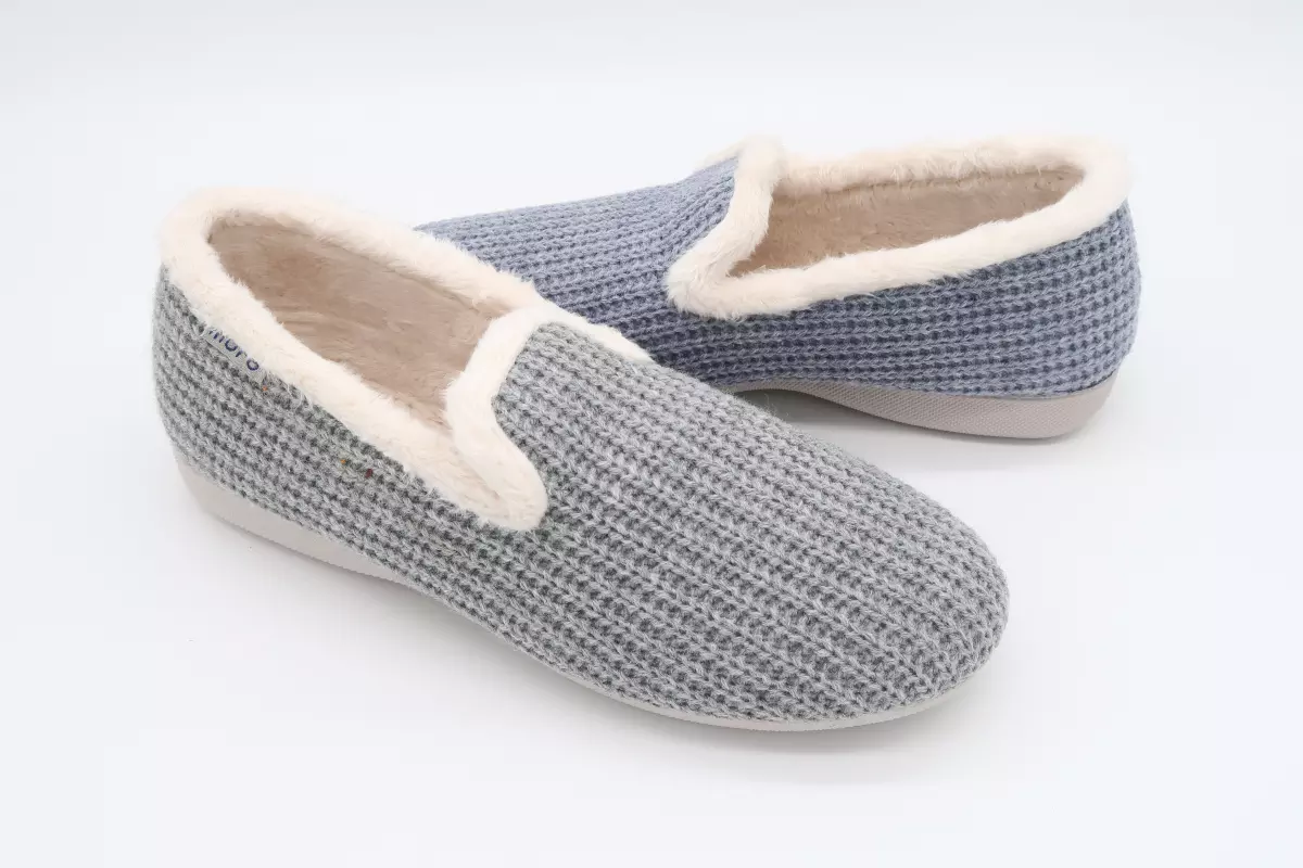 Zapatilla cerrada plana con suela de goma 17 