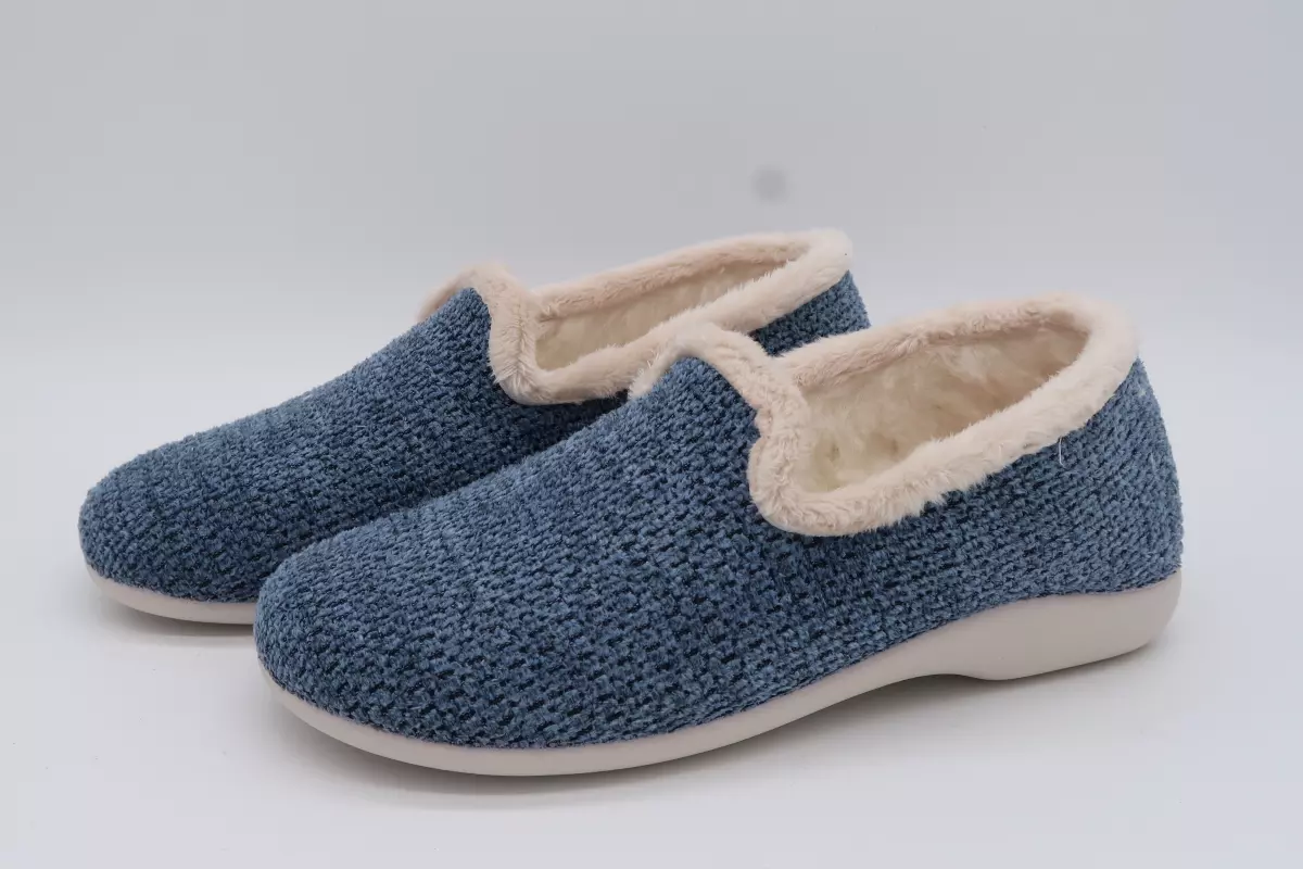 Zapatilla cerrada plana con suela de goma 18 