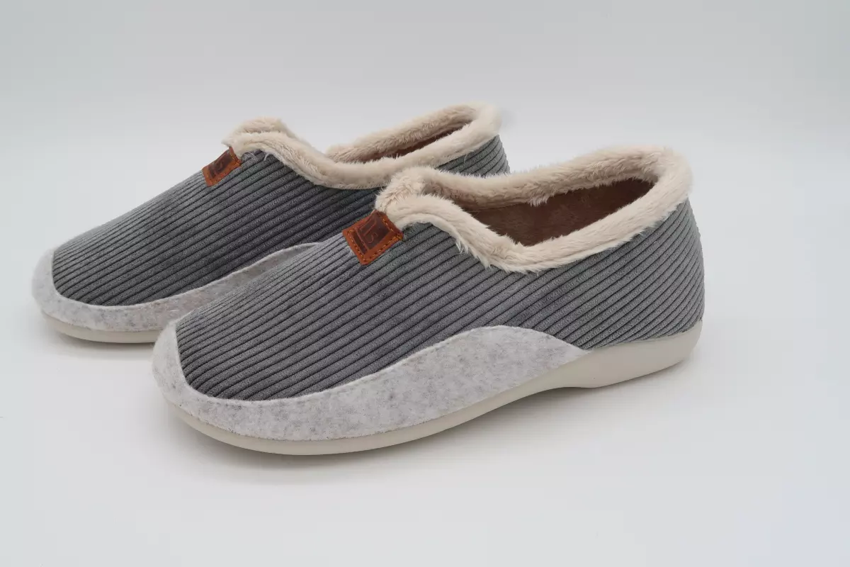 Zapatilla cerrada plana tipo pana 19 