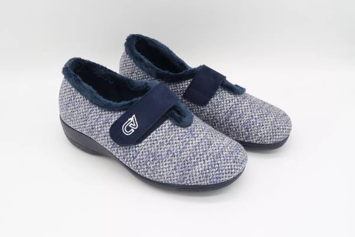Zapatilla cerrada con cuña y velcro regulable | 25 