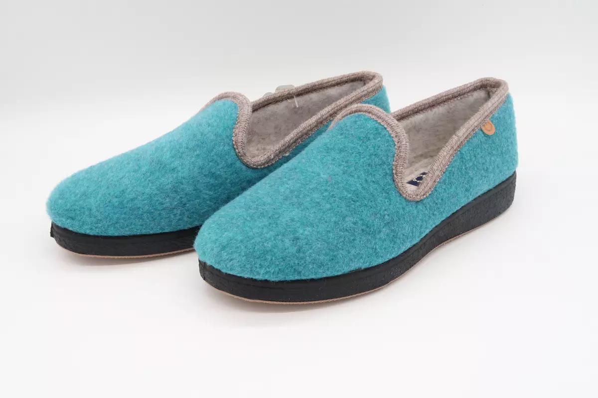 Zapatilla cerrada con suela gruesa y sin borrego | 22 