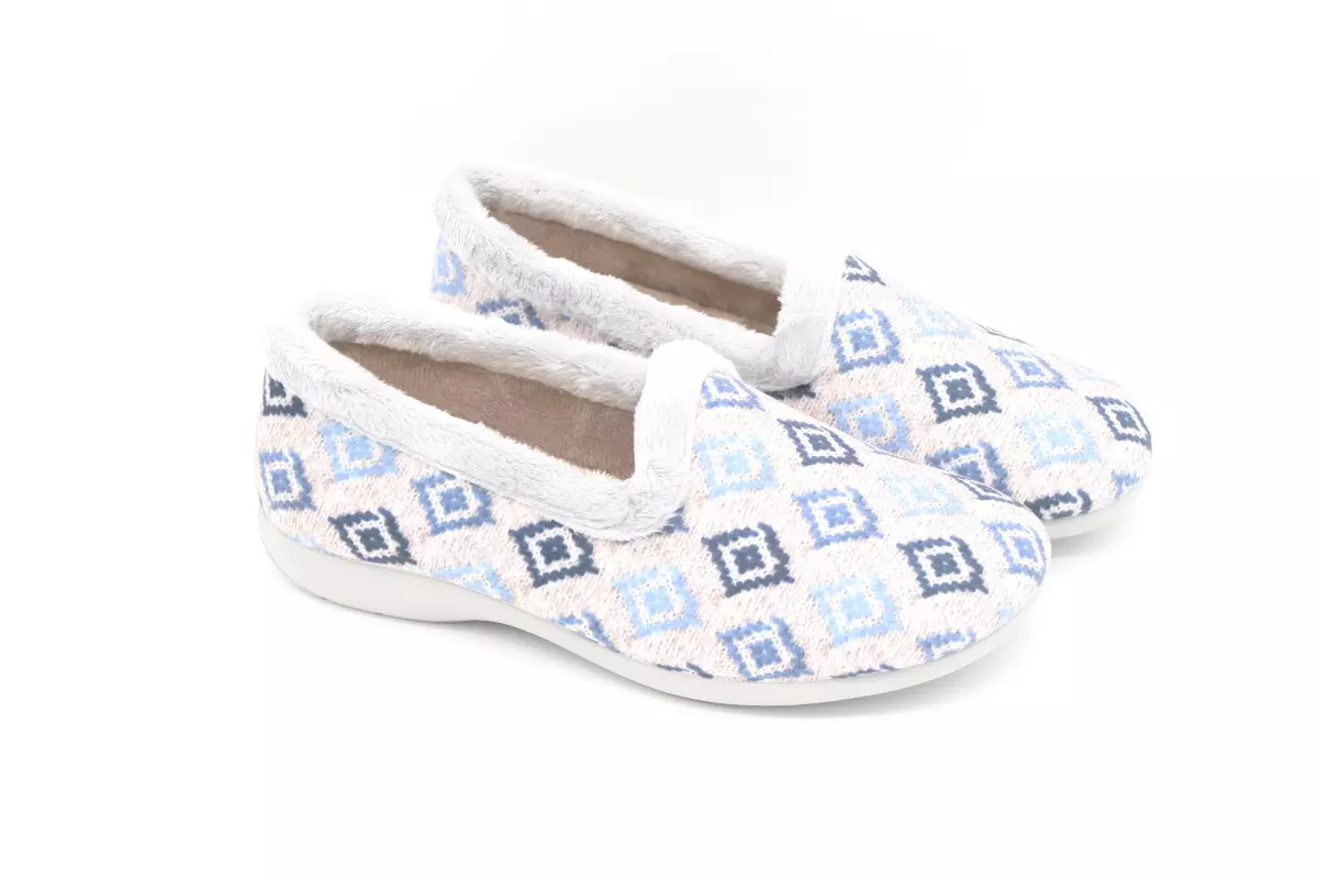 Zapatilla cerrada con suela recia, estampada | 20 