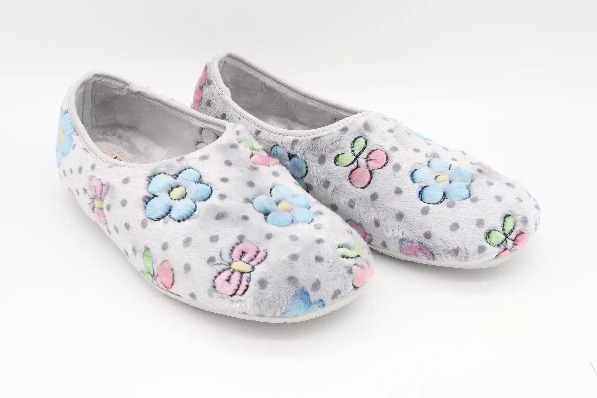Zapatilla cerrada dibujo flores y mariposas | 34 