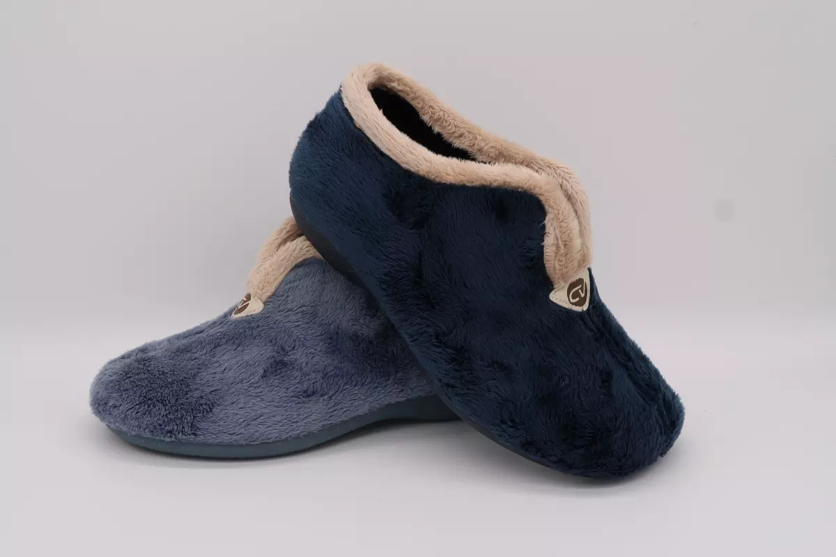 Zapatilla de casa cerrada tipo bota con suela de goma | 22 