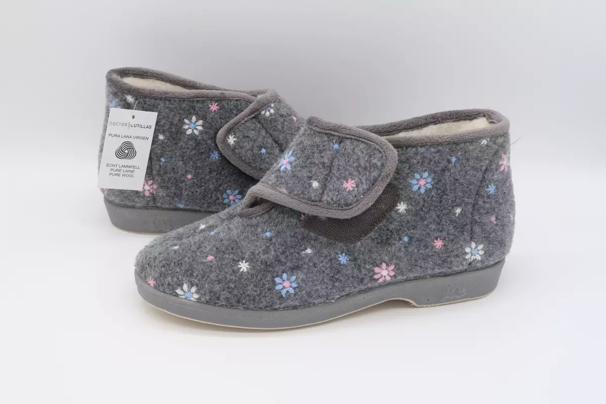 Zapatilla tipo bota con velcro y borrego de lana, estampada | 29 