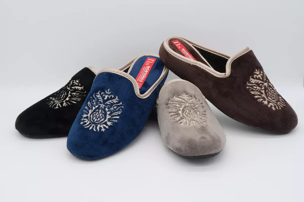 Zapatilla de casa destalonada con escudo | 19 negro  azul marino gris marrón