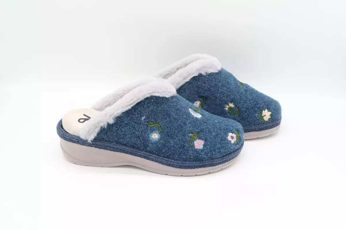 Zapatilla destalonada con cuña y plantilla extraíble y mullida, estampada | 29 