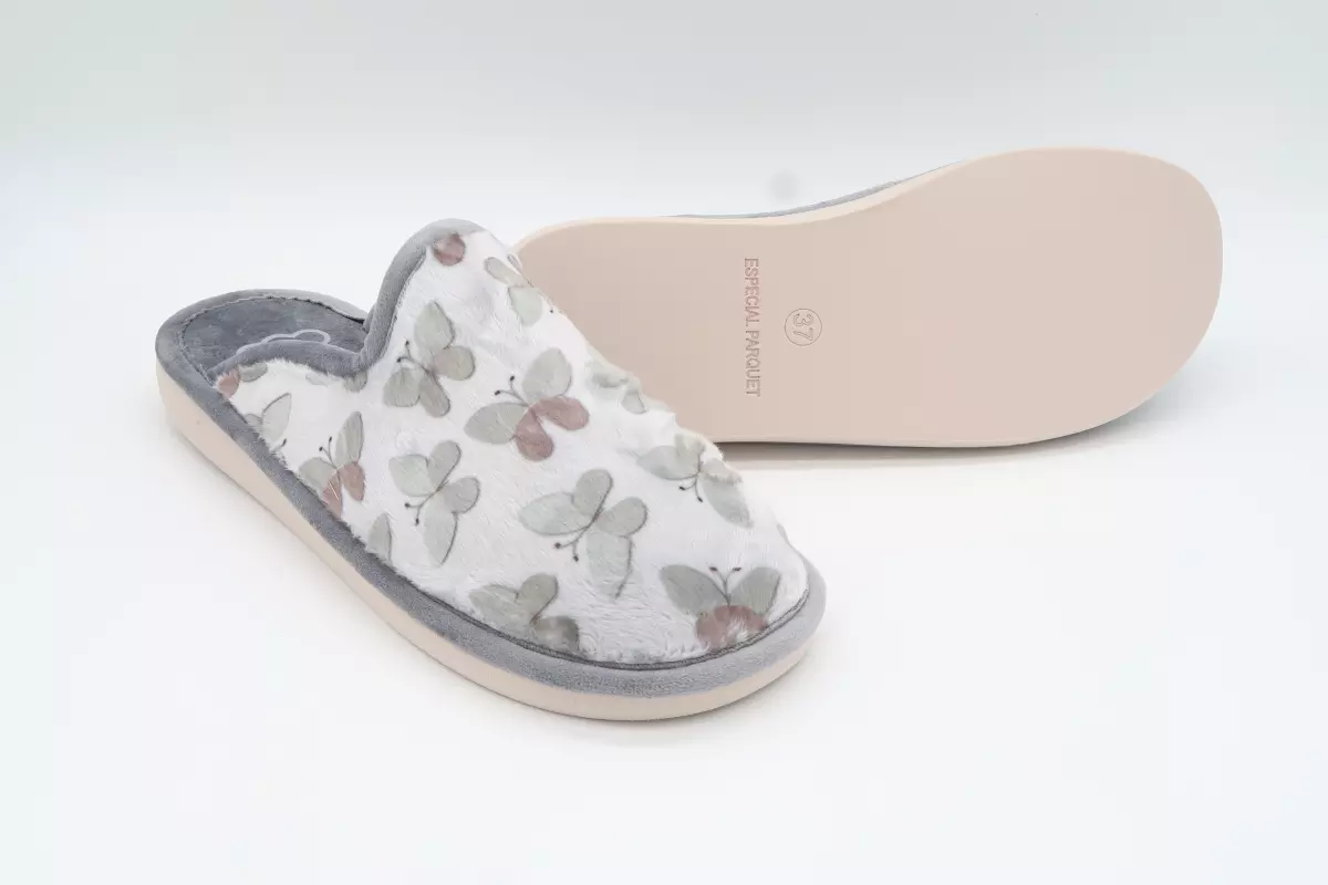 Zapatilla destalonada con suela ultraligera y silenciosa.Estampado mariposas | 23 