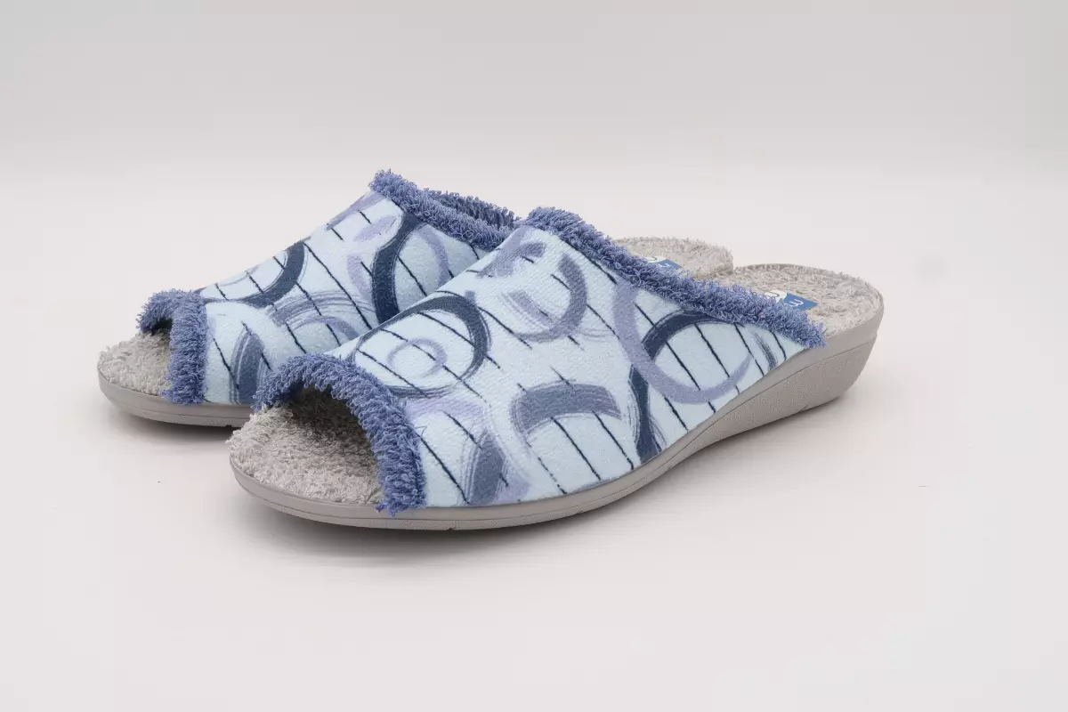 Zapatilla abierta con cuña estampada | 18 