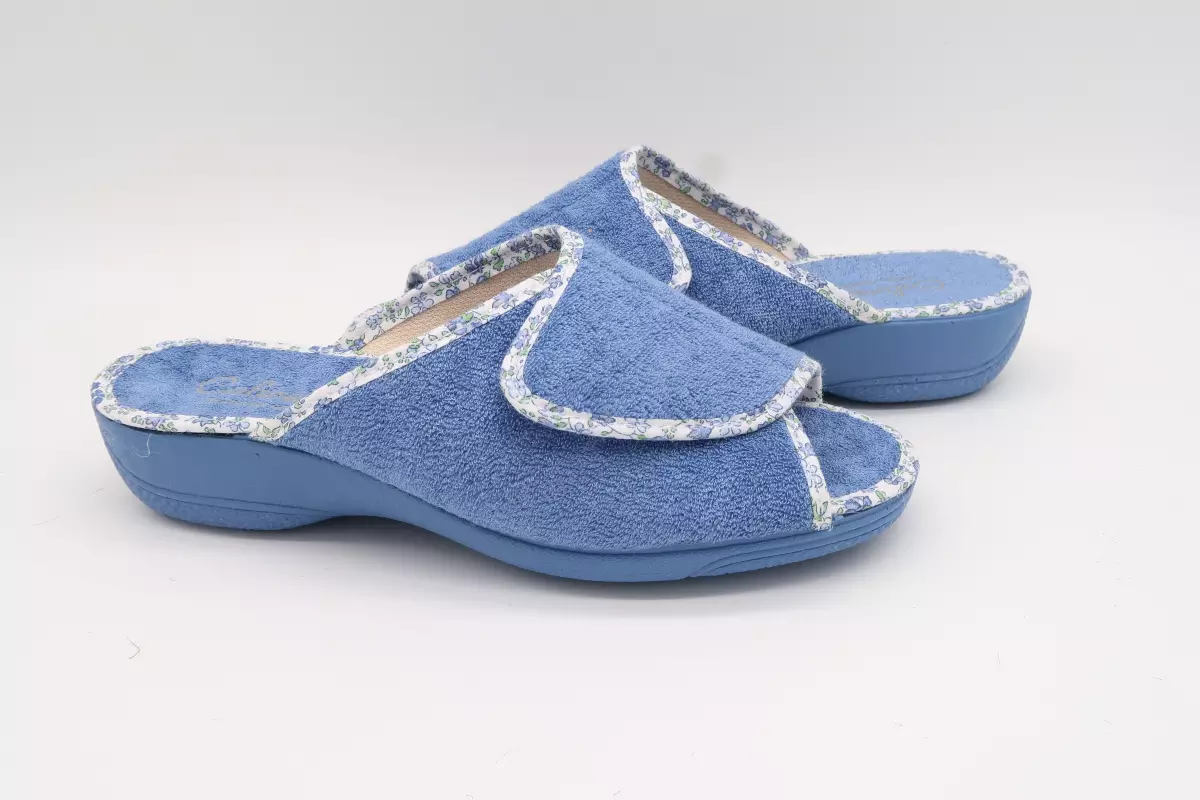 Zapatilla abierta con cuña y apertura completa en velcro | 23 