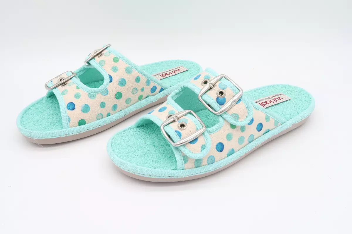 Zapatilla abierta con plantilla acolchada, suela recia y hebillas regulables 33 