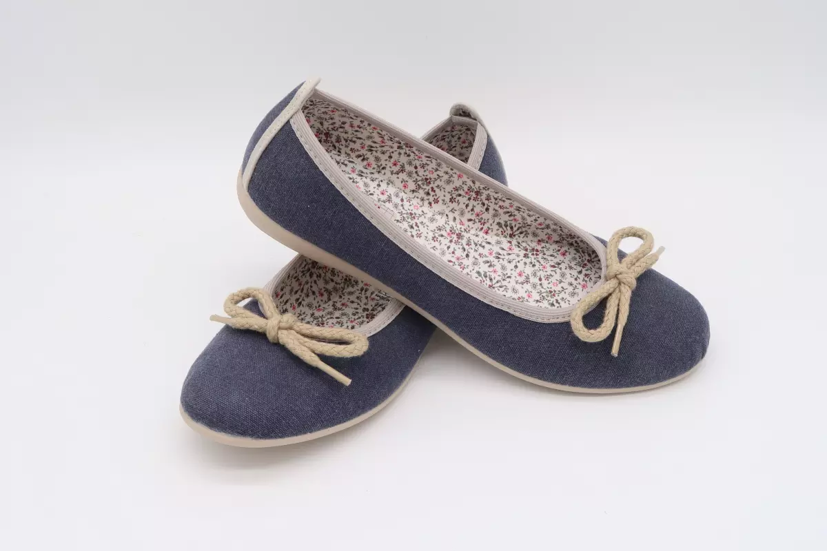 Zapatilla cerrada de tipo manoletina con adorno | 26 vulladi 2400 azul