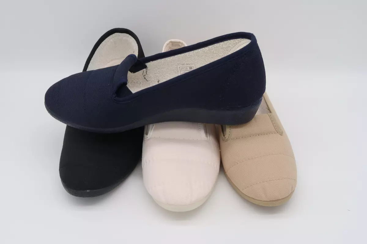 Zapatilla de casa de algodón cerrada con cuña 20 