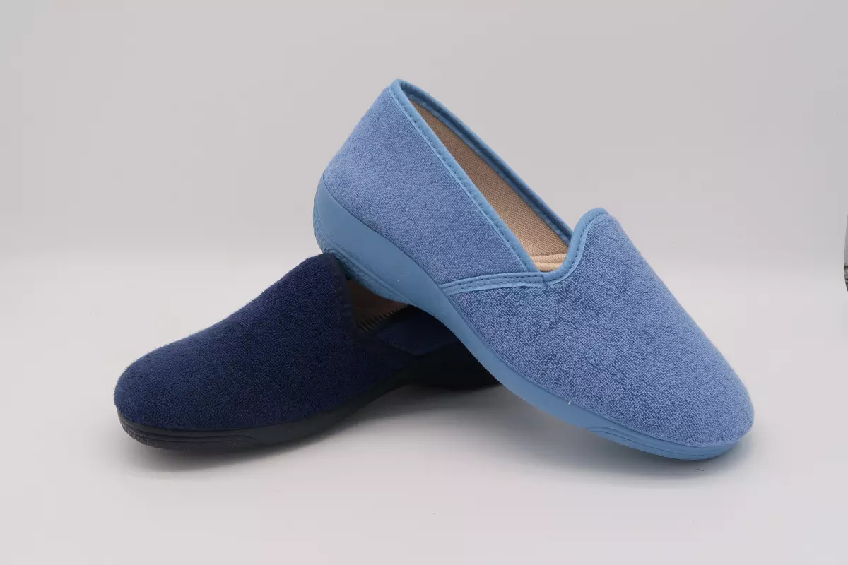 Zapatilla de casa de felpa cerrada con cuña 20 cabrera azul marino