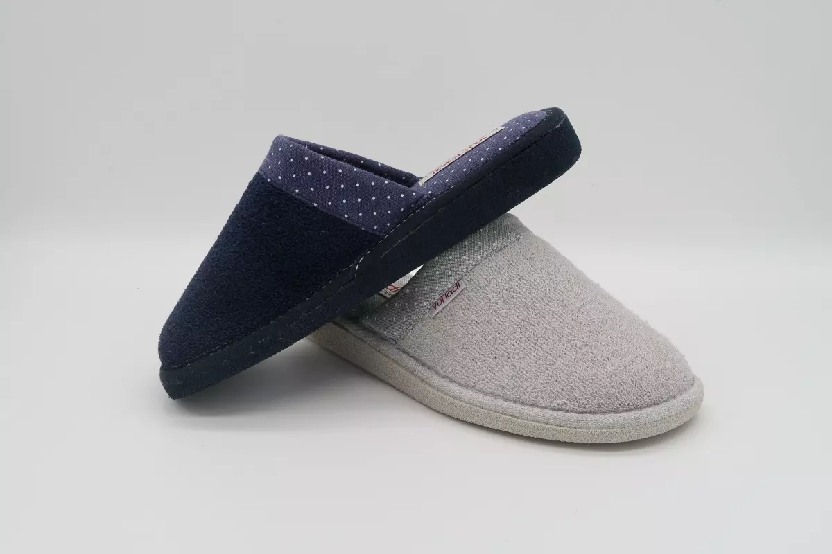 Zapatilla de casa de felpa destalonada con suela ultraligera con banda de puntos | 25 